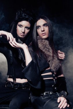 Genç gotik çiftin romantik portresi