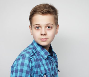 mavi gömlekli çocuk