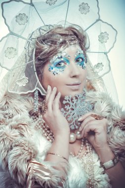 Beyaz arkaplan üzerinde Kar Kraliçesi