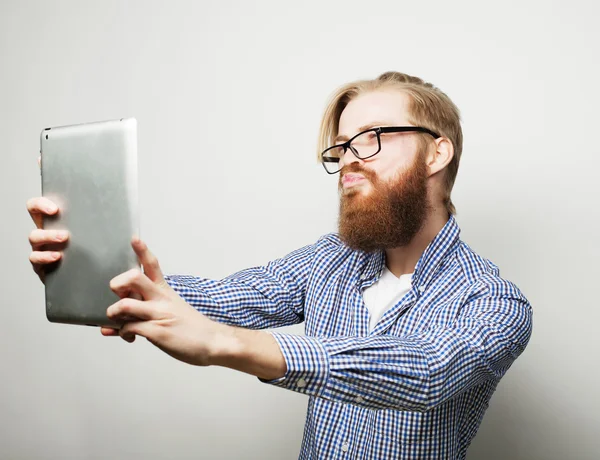 Junger bärtiger Mann mit Tablette — Stockfoto