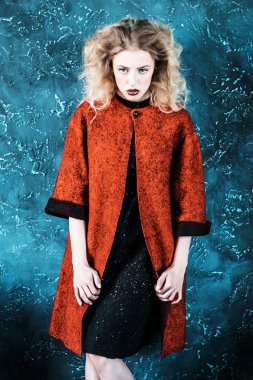 kırmızı bir ceket giymiş şık kadın