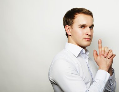 adam kız arkadaşı ile bir selfie alarak 