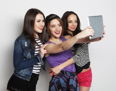 selfie dijital tablet ile alarak kız arkadaş