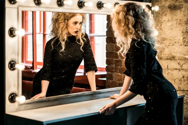 Mooie mode model vrouw poseren in de buurt van de spiegel — Stockfoto