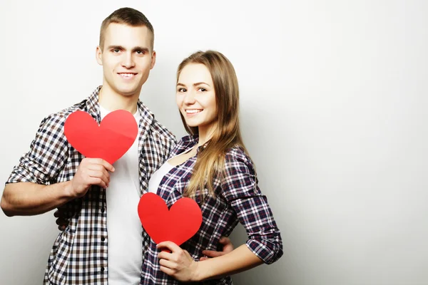 Casal feliz no amor segurando coração vermelho . — Fotografia de Stock