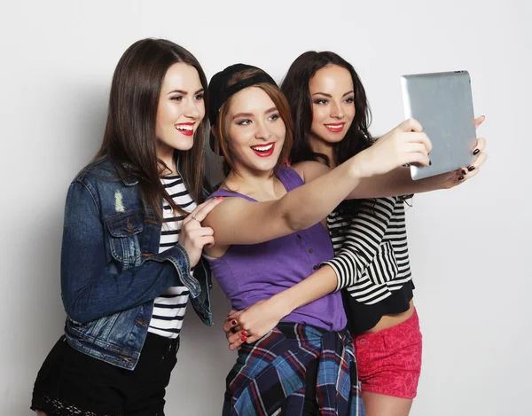 Chicas amigas tomando selfie con tableta digital — Foto de Stock