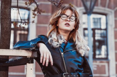 şehirde poz kırmızı elbise giyen kadın