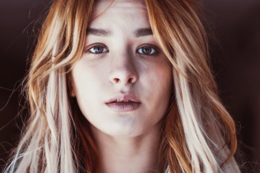  güzel üzgün kız portre