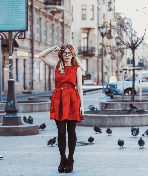 Joven mujer hipster con vestido rojo — Foto de Stock