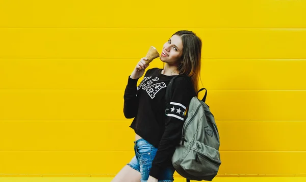 Joven hipster chica con helado — Foto de Stock