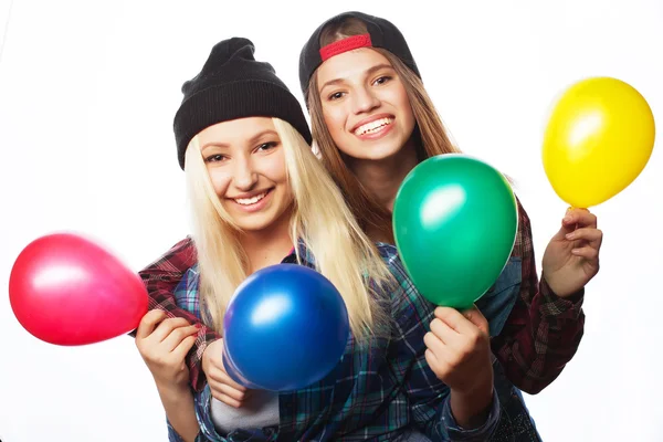 Хіпстерські дівчата посміхаються і тримають кольорові кульки — стокове фото