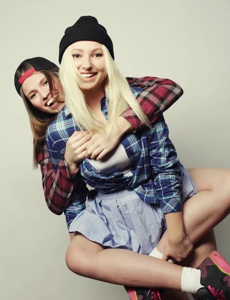 Zwei hübsche Teen Freundinnen — Stockfoto