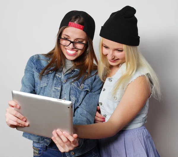 Meninas fazendo um auto-retrato com um tablet — Fotografia de Stock