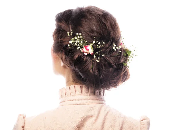 Vista posterior de hermoso corte de pelo con flores pequeñas — Foto de Stock