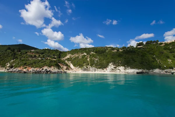 Grutas azuis ao longo da costa de Zakynthos — Fotografia de Stock