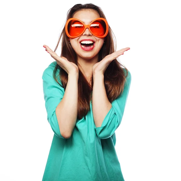 Giovane donna giocosa con occhiali da festa. Pronti per il tempo libero . — Foto Stock