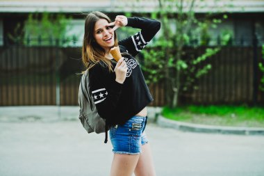 genç kadın dondurma güneşli gün açık havada yemek