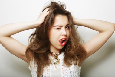 Güzel, genç, şaşkın kadın. 