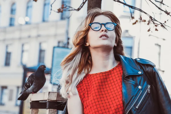 Joven mujer hipster con vestido rojo — Foto de Stock