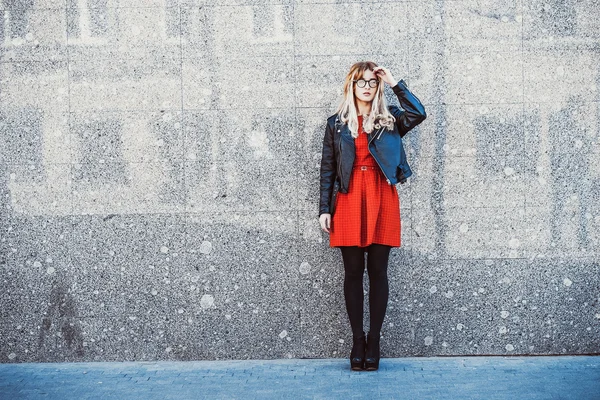 Mujer hipster en traje de verano casual con estilo — Foto de Stock