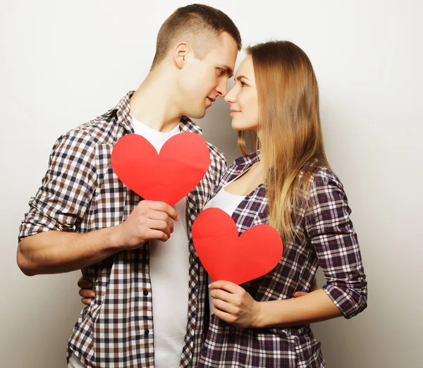 Casal feliz no amor segurando coração vermelho . — Fotografia de Stock