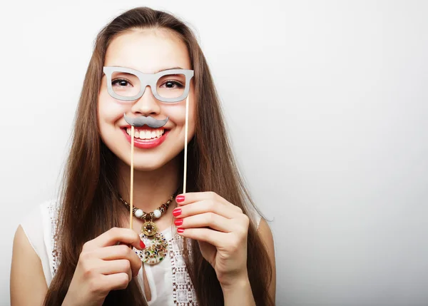 Mulher segurando bigode e óculos em um pau — Fotografia de Stock