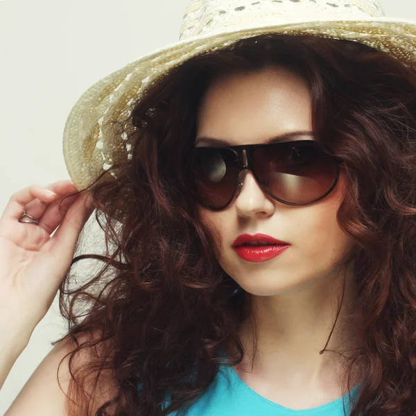 Jonge verrast vrouw hoed en zonnebril dragen — Stockfoto