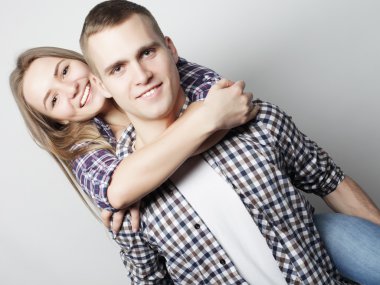 delikanlı kız sırtında taşıyan.