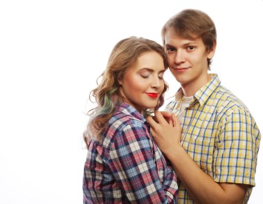  Beyaz arka plan üzerinde sarılma güzel mutlu çift.