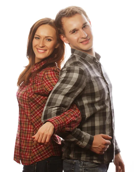 Encantadora pareja feliz abrazándose sobre fondo gris . — Foto de Stock