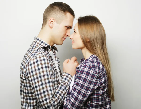 Bella coppia felice che abbraccia su sfondo grigio . — Foto Stock