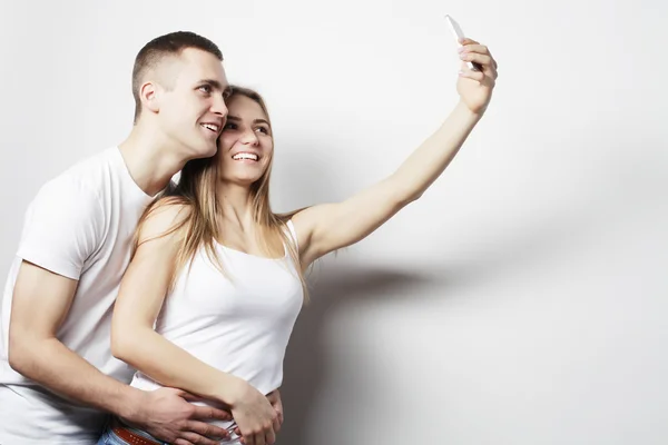 Usmívající se pár s smartphone, selfie a zábava. — Stock fotografie