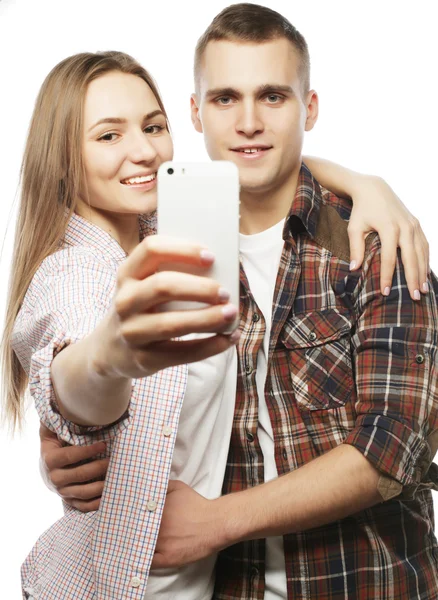 Coppia sorridente con smartphone, selfie e divertimento . — Foto Stock