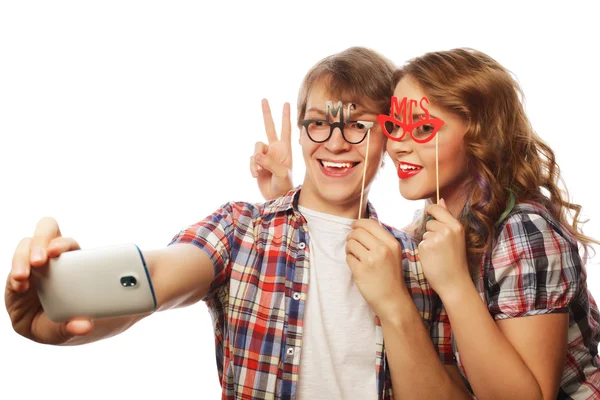 Coppia sorridente con smartphone, selfie e divertimento . — Foto Stock