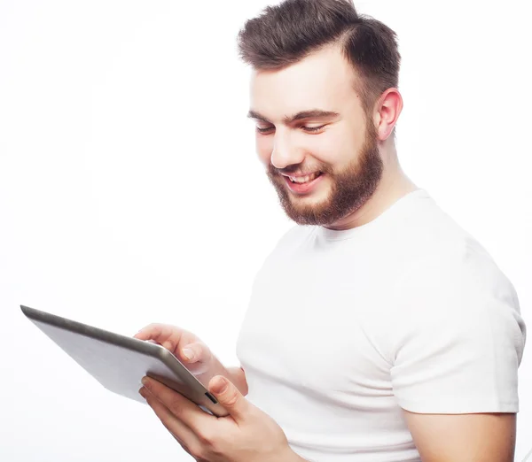 Jonge man met behulp van een tablet computer — Stockfoto