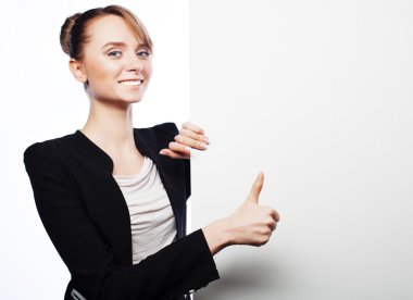  genç iş kadını boş tabela gösteriliyor