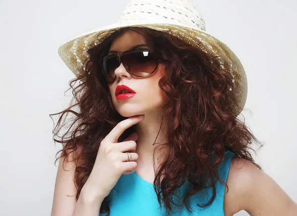 Jovem mulher surpreso usando chapéu e óculos de sol — Fotografia de Stock
