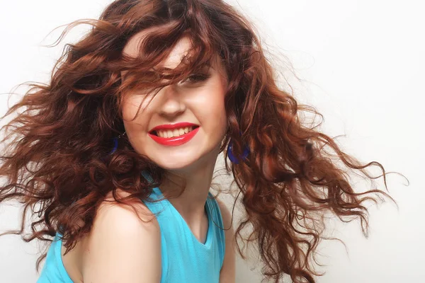 Kıvırcık saçlı mutlu kadın — Stok fotoğraf