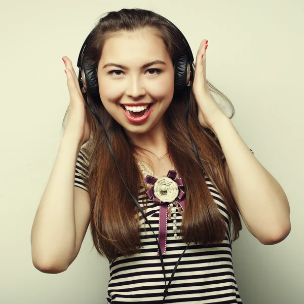 Joven mujer feliz con auriculares escuchando música — Foto de Stock