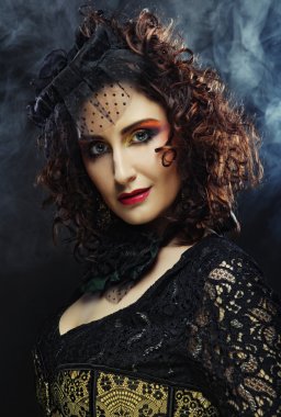 Elegance womna parlak makyaj ile. 