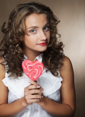 çok kıvırcık onun elinde bir lolipop kızla 