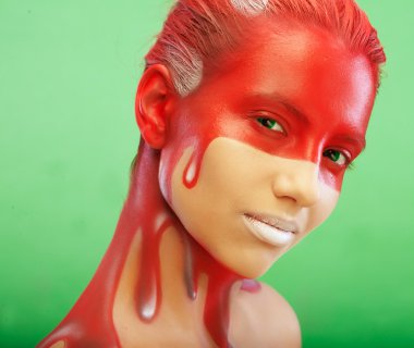 Yaratıcı yüz-sanat olan kadın