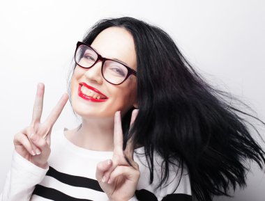 Zafer ya da barış işareti gösteren kadın 