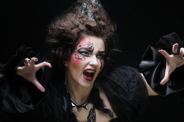 Yaratıcı makyajlı genç bir kadın..