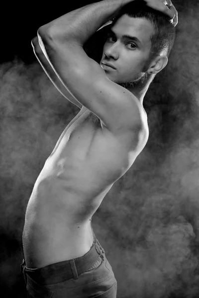 Ritratto di un modello maschile muscoloso su sfondo scuro con — Foto Stock