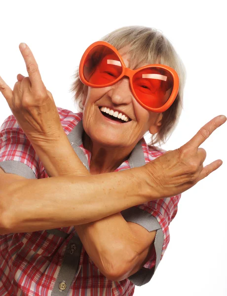 Mujer mayor con gafas de sol grandes haciendo acción funky — Foto de Stock