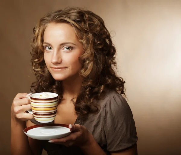 お茶やコーヒーを飲む少女 — ストック写真