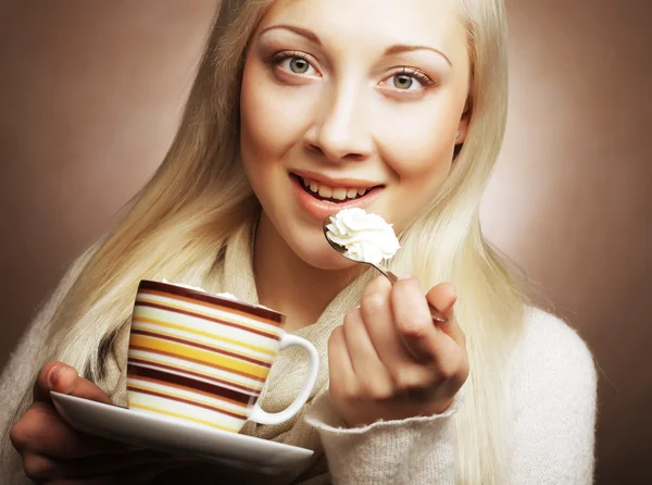 Jolie femme buvant du café — Photo