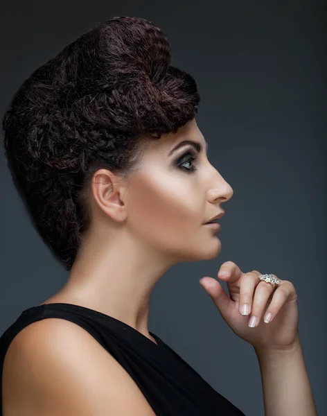 Mujer con peinado elegante y maquillaje — Foto de Stock