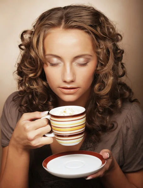 Junges Mädchen trinkt Tee oder Kaffee — Stockfoto